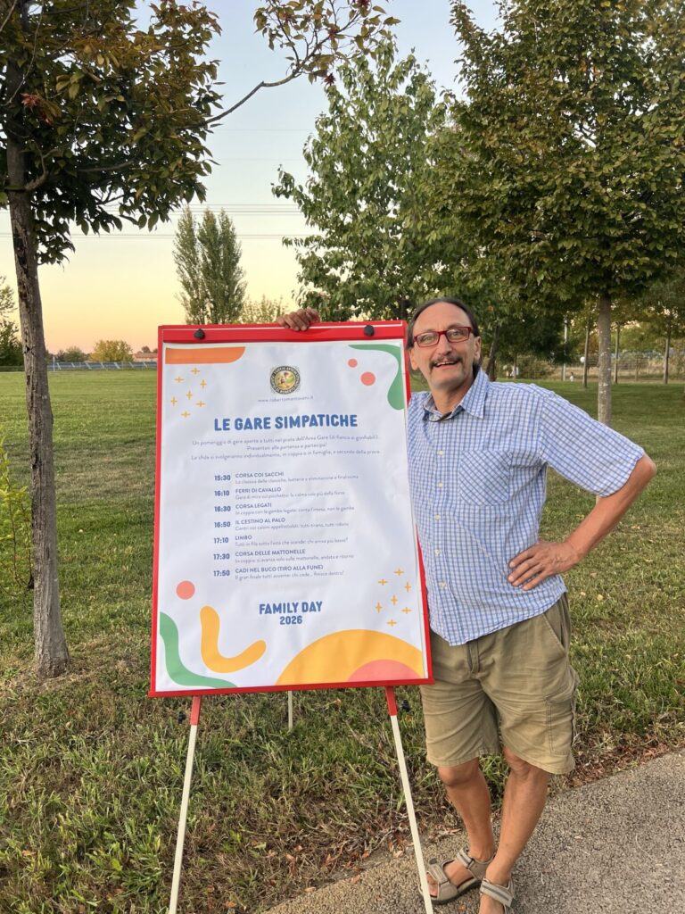 Roberto Mantovani accanto al cartellone con il calendario delle gare simpatiche